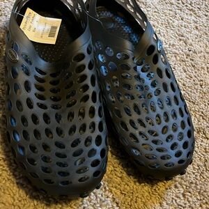 Seven surf shoes/water shoes NWT